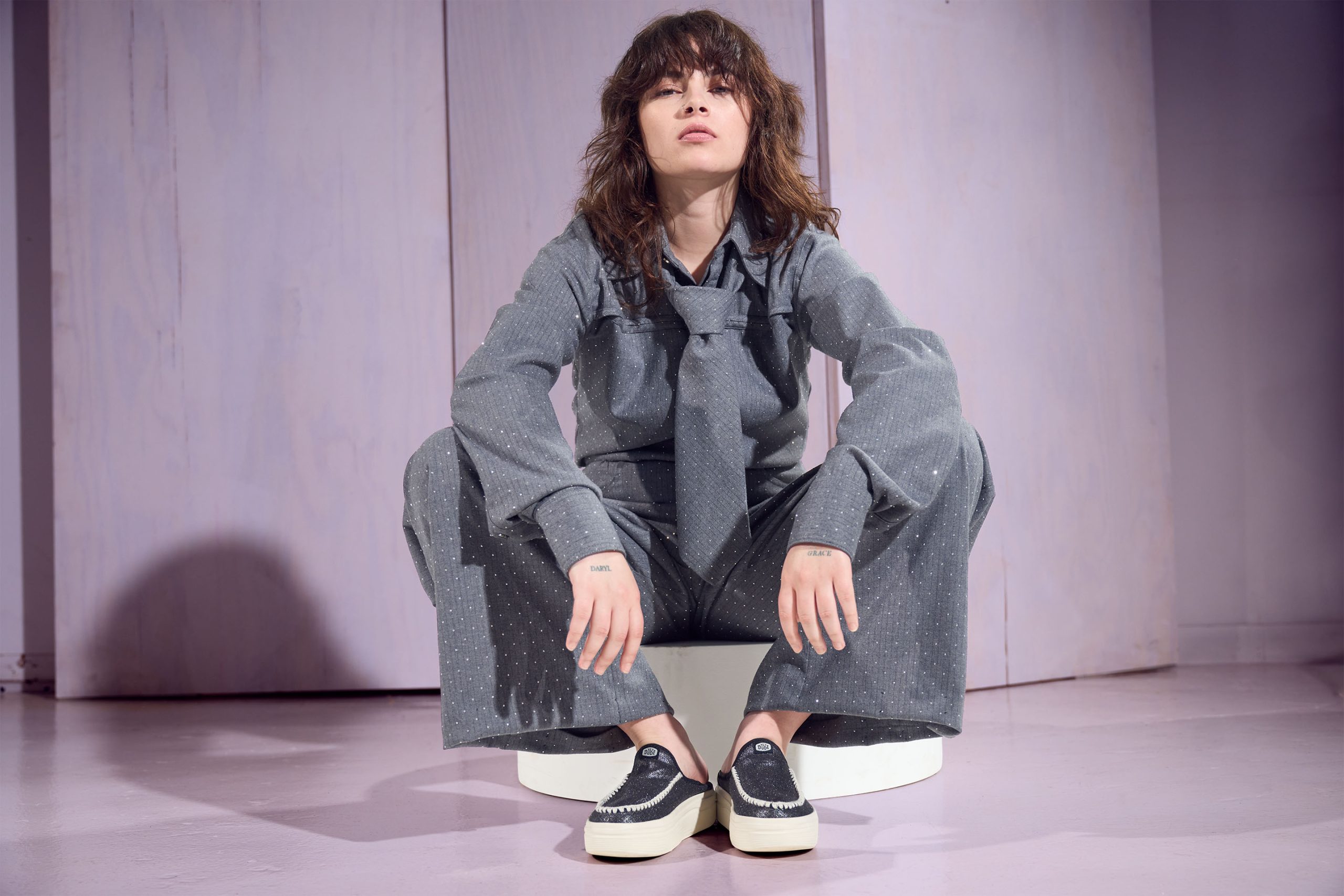 HEYDUDE dezvaluie o noua campanie „Fashion Crisis Hotline” cu ambasadorul global al marcii, Sydney Sweeney, pentru a oferi asistenta in situatii de urgenta de stil