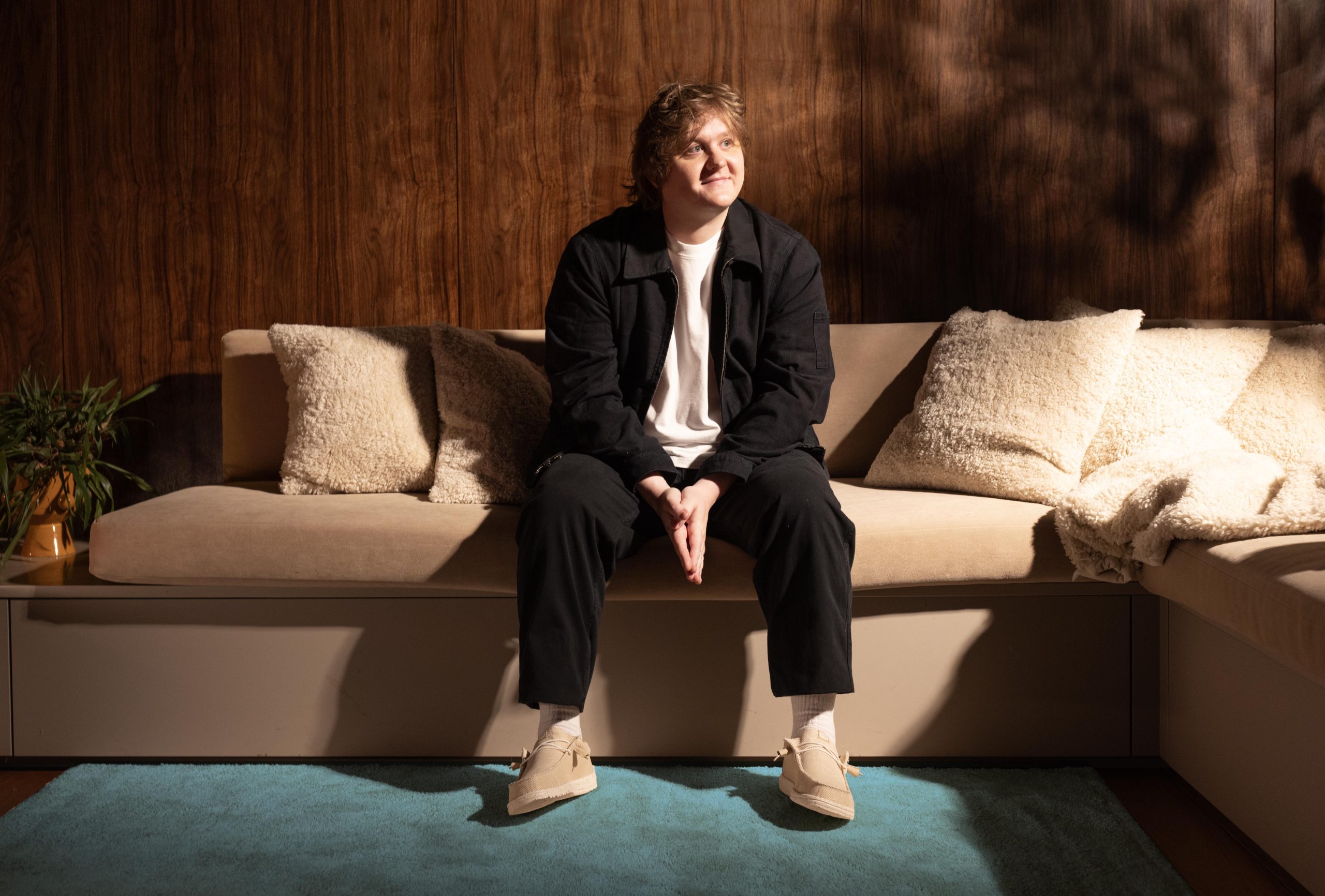 HEYDUDE Country: nu doar o locatie, ci o mentalitate. Cantaretul si compozitorul Lewis Capaldi este imaginea celei mai indraznete campanii HEYDUDE de pana acum.
