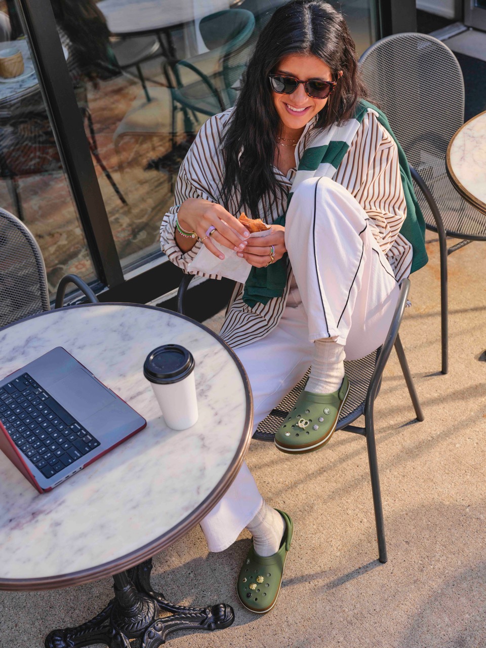 Crocs Crocband Gum Clog aduce un nou vibe retro in garderoba de zi cu zi