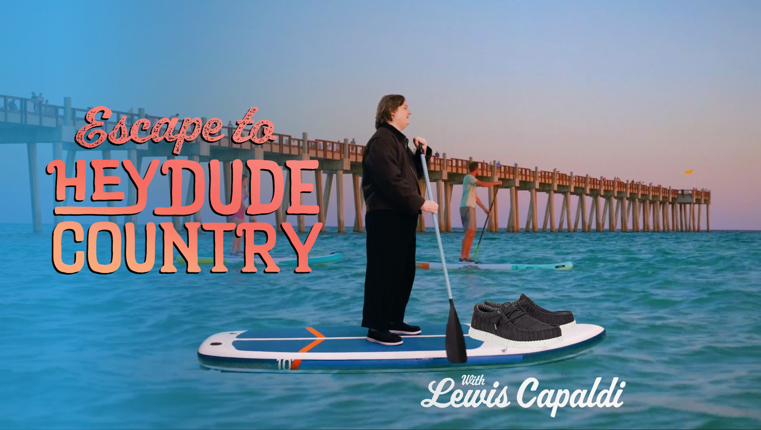 HEYDUDE lanseaza „Escape to HEYDUDE Country” alaturi de superstarul global Lewis Capaldi - o noua campanie care celebreaza confortul, simplitatea si usurinta de zi cu zi –