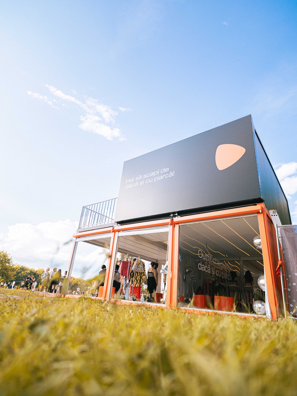 Tinute de festival fara „daca” si „parca”. Zalando transforma rata emblematica de la Electric Castle